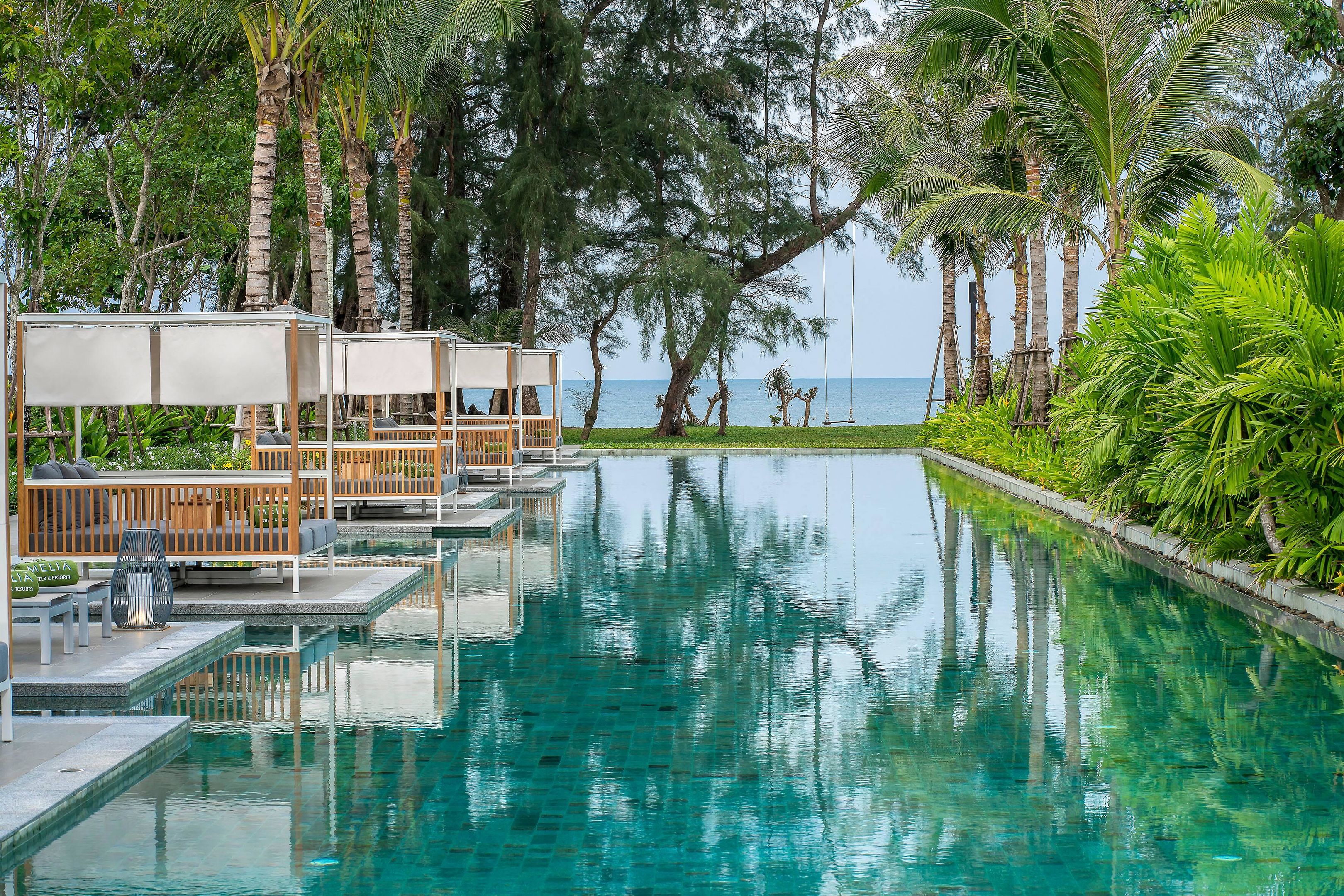 Luxe hotel met infinity pool en strand op de achtergrond